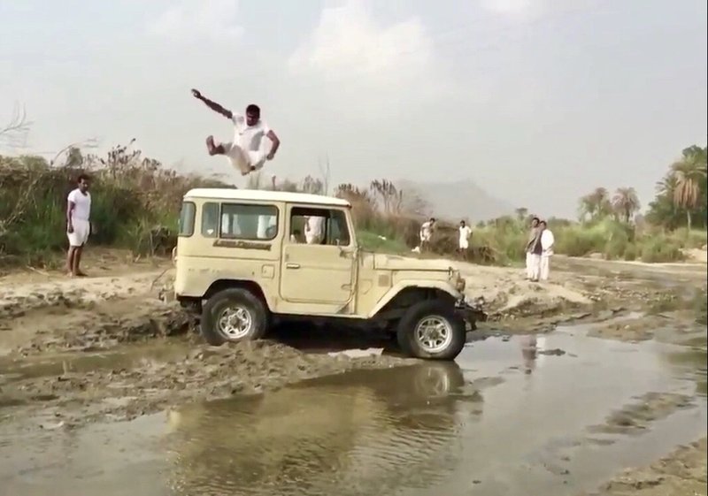"بالفيديو" القفز فوق سيارات "جيب" يتحول إلى لعبة تحدي بقرية "كيهف" بالعرضيات 8