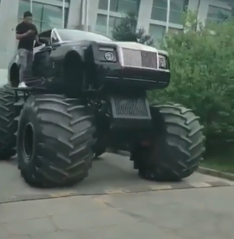 "بالفيديو" رولز رويس فانتوم كوبيه الكشف تتحول إلى شاحنة وحشية! "بالفيديو" رولز رويس فانتوم كوبيه الكشف تتحول إلى شاحنة وحشية! 1