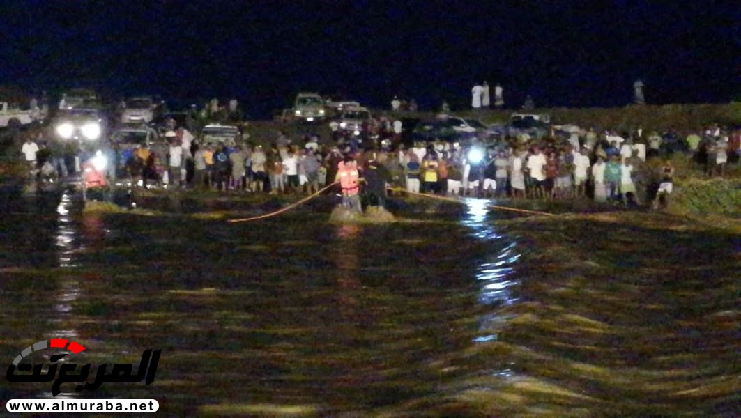 "بالفيديو والصور " الدفاع المدني يُنقذ شخصين من سيارة جرفتها السيول بجازان 2