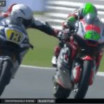 "بالفيديو" متسابق دراجات نارية يحاول الإمساك بفرامل منافسه "بالفيديو" متسابق دراجات نارية يحاول الإمساك بفرامل منافسه 2