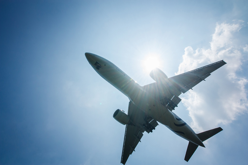 “صورة” كابتن طائرة يغيّر ملابسه ويخلد إلى النوم أثناء الطيران!