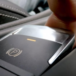 ماذا يحدث عند سحب فرامل اليد الإلكترونية على سرعة 190 كم/س؟ 2