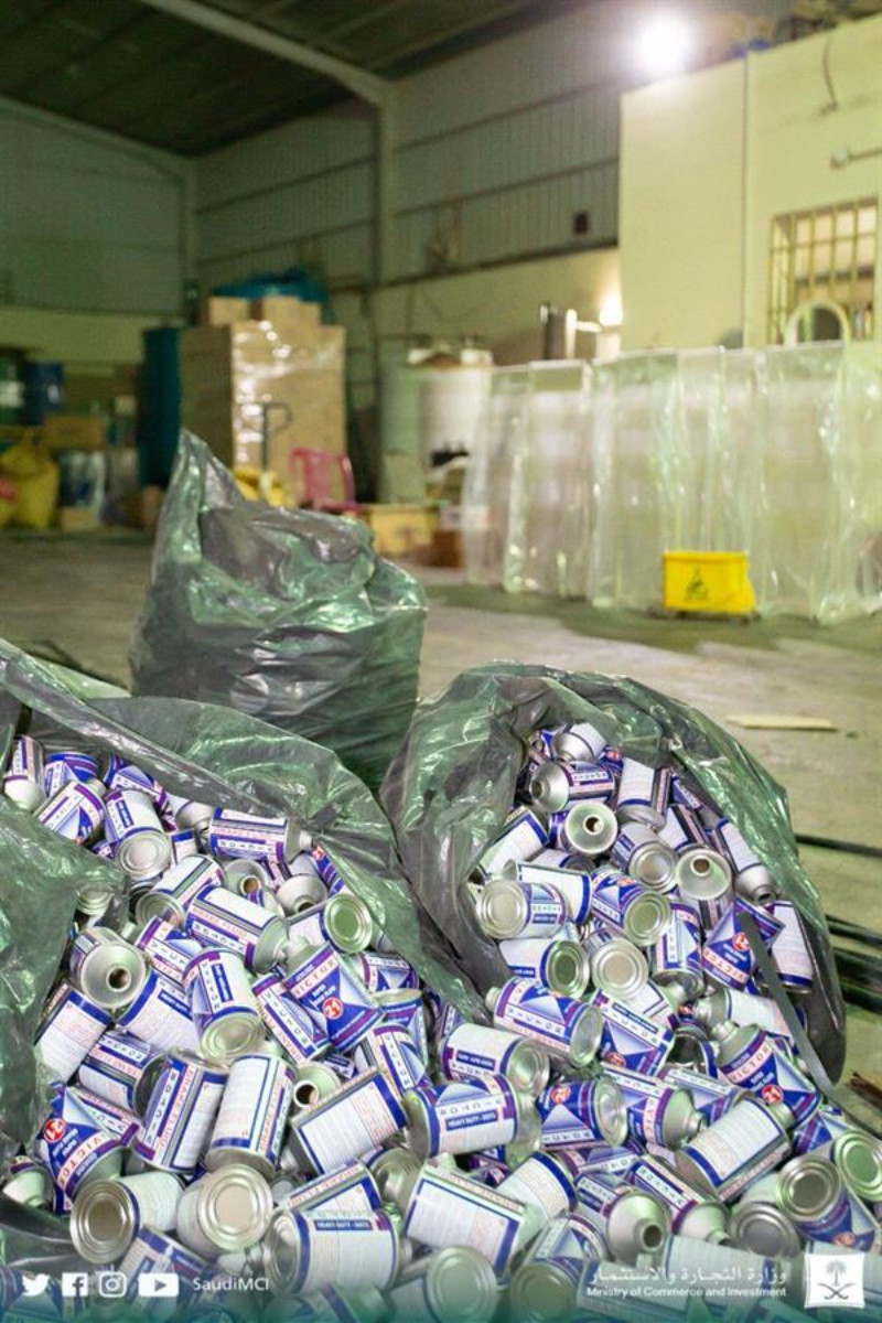 "فيديو وصور" التجارة تضبط 17,000 علبة زيت سيارات مغشوشة في الرياض 10