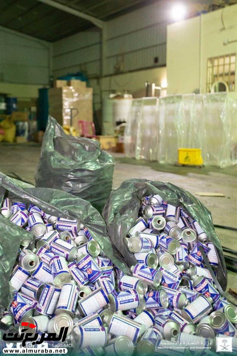 "فيديو وصور" التجارة تضبط 17,000 علبة زيت سيارات مغشوشة في الرياض 1