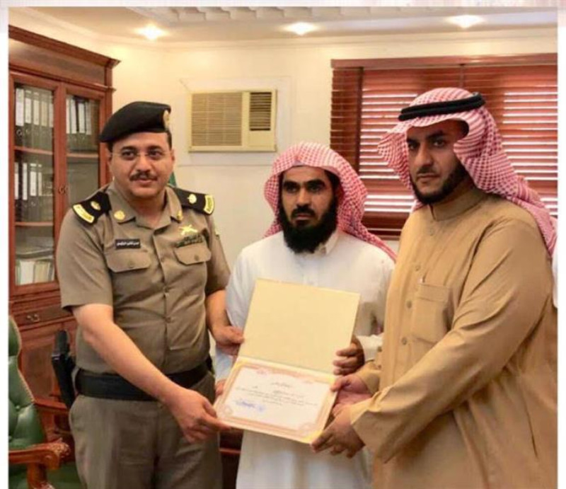 المرور يكرّم مواطن خاطر بحياته لإنقاذ شاب احتجز داخل سيارة محترقة بالمملكة 6