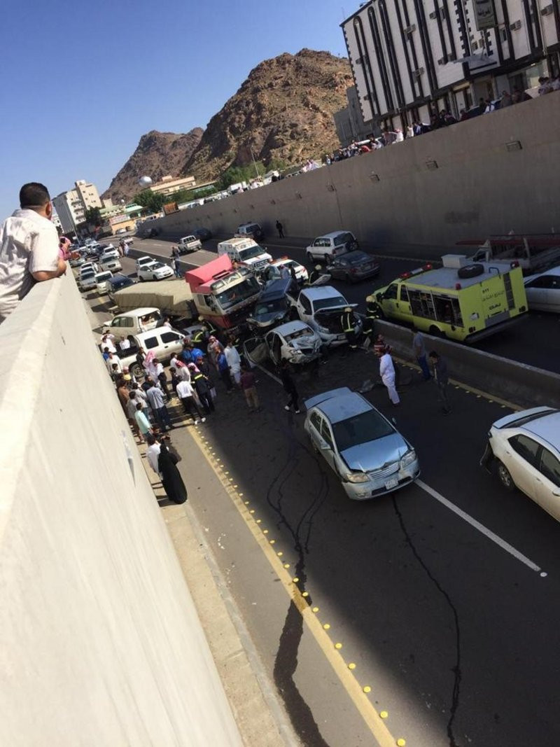 "بالصور" تصادم جماعي لـ 7 سيارات داخل نفق في الطائف 2
