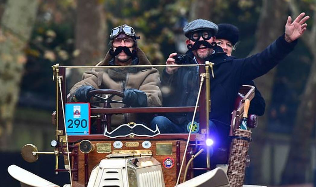 "بالصور" سيارات كلاسيكية صنعت منذ 100 عام تتسابق في شوارع لندن 7