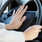 هل استخدام منبه السيارة بشكل متكرر يعدُّ مخالفة مرورية؟ 1