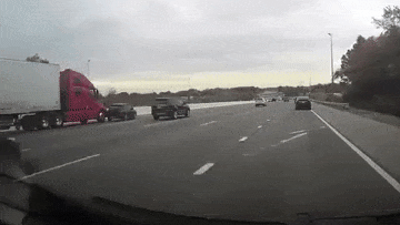 "بالفيديو" شاحنة تصطدم بسيارة مازدا وتدفعها نحو الحاجز الخرساني 10