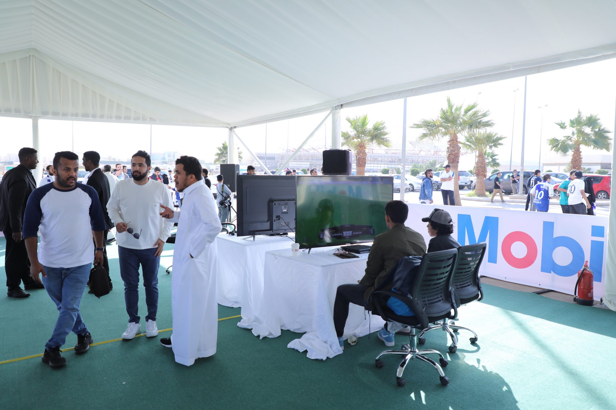 "100 صورة" فعالية جناح موبيل 1 في مبارة الهلال والنصر تجذب الجماهير قبل الديربي 30