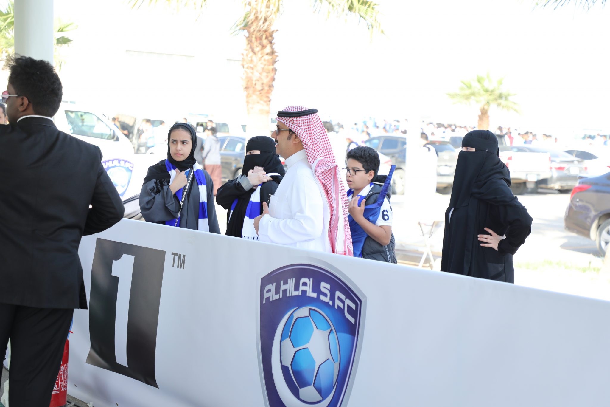 “100 صورة” فعالية جناح موبيل 1 في مبارة الهلال والنصر تجذب الجماهير قبل الديربي