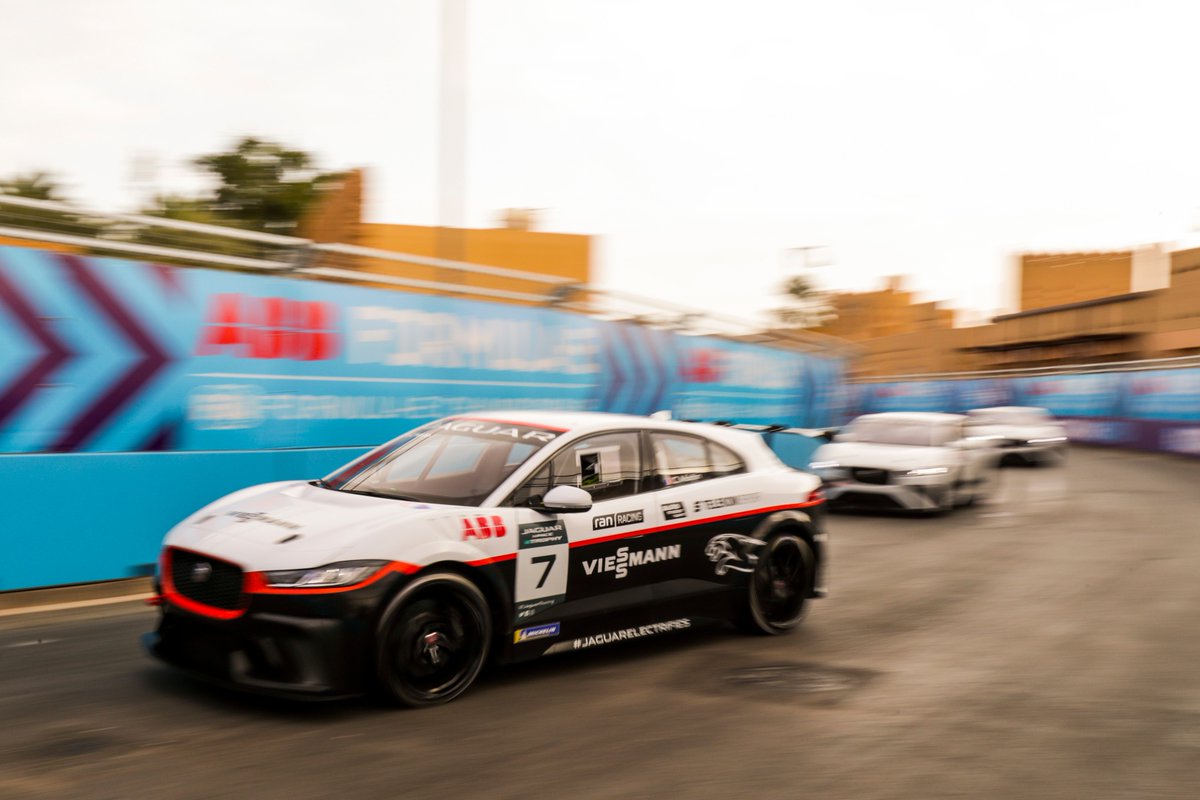 سيمون ميتش يفوز بلقب البطولة الإفتتاحية لسباق جاكوار اي بيس إي تروفي في الدرعية