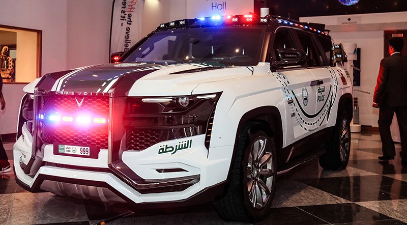 سيارات شرطة دبي الخارقة والكهربائية.. ماذا يضم الأسطول فعلاً؟ سيارات شرطة دبي الخارقة والكهربائية.. ماذا يضم الأسطول فعلاً؟ 18
