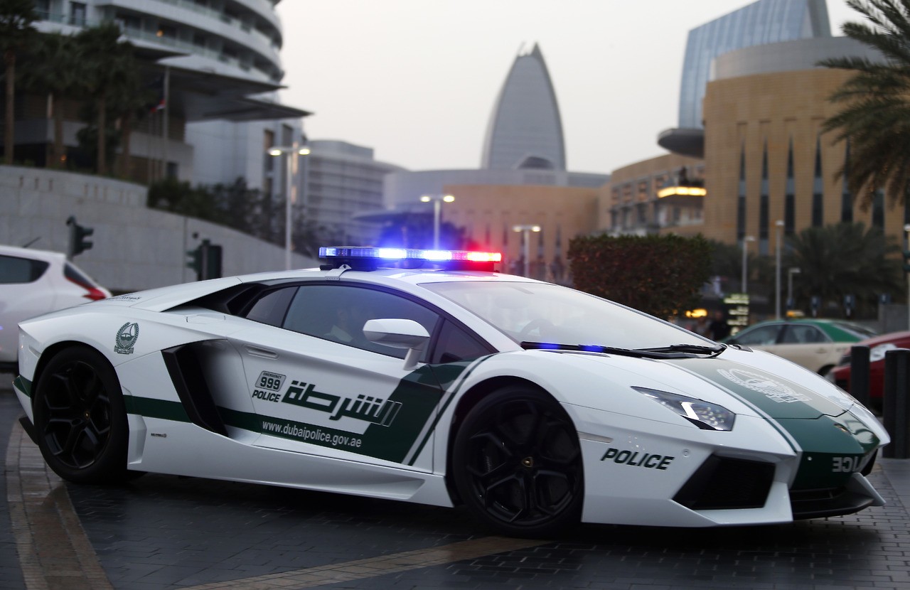 “بالصور” تعرف على قصة أسطول سيارات شرطة دبي