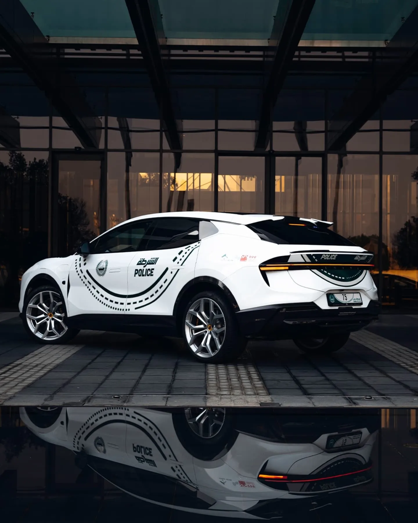 سيارات شرطة دبي الخارقة والكهربائية.. ماذا يضم الأسطول فعلاً؟ أحدث سيارات شرطة دبي بالصور
