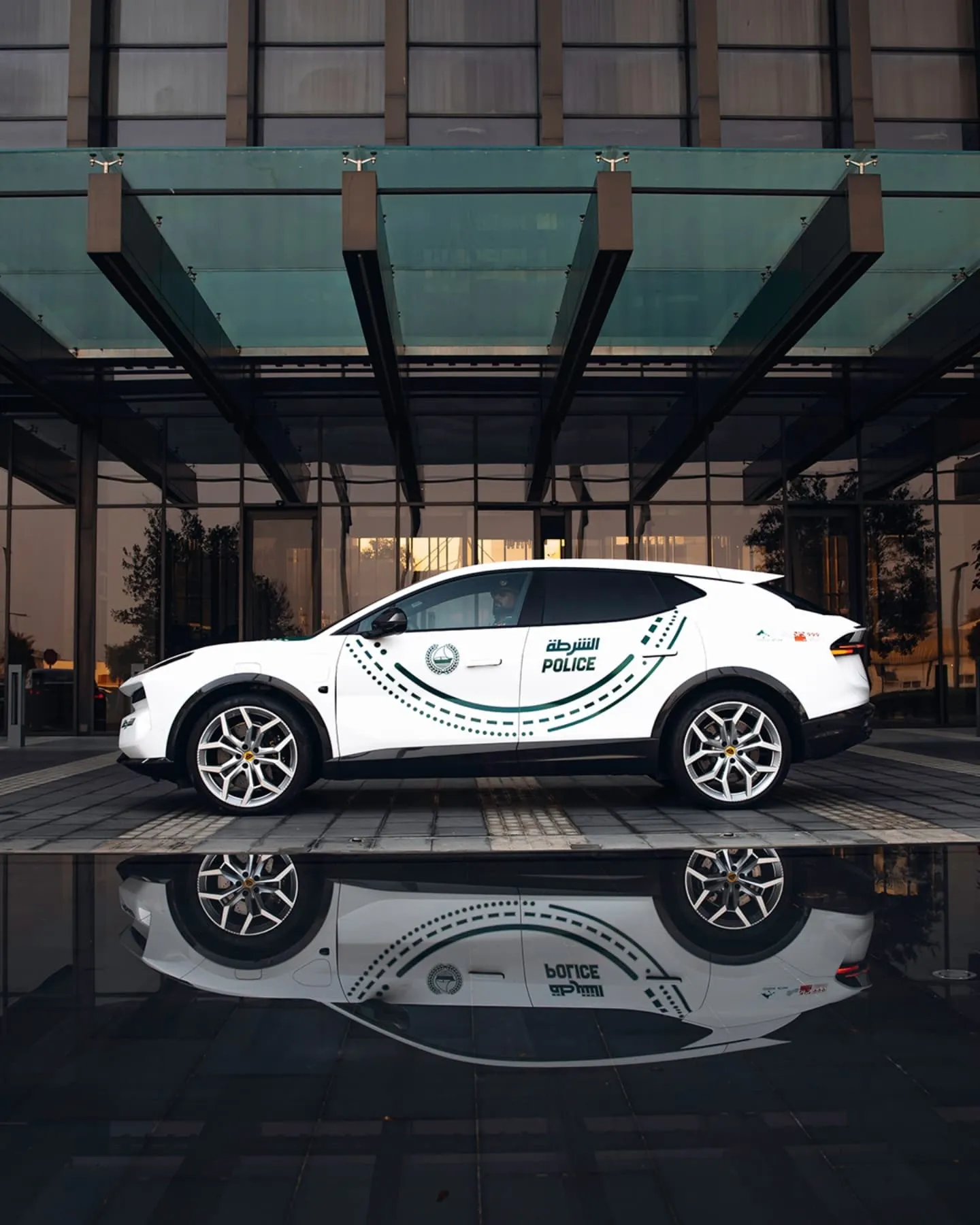سيارات شرطة دبي الخارقة والكهربائية.. ماذا يضم الأسطول فعلاً؟ أحدث سيارات شرطة دبي بالصور