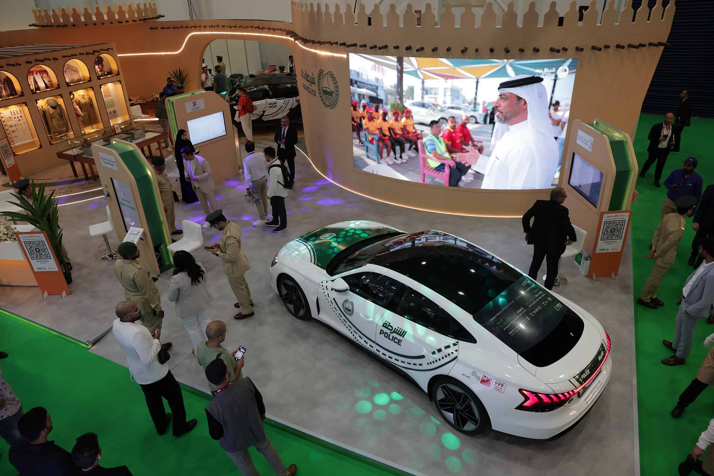 سيارات شرطة دبي الخارقة والكهربائية.. ماذا يضم الأسطول فعلاً؟ سيارات شرطة دبي الخارقة والكهربائية.. ماذا يضم الأسطول فعلاً؟ 1