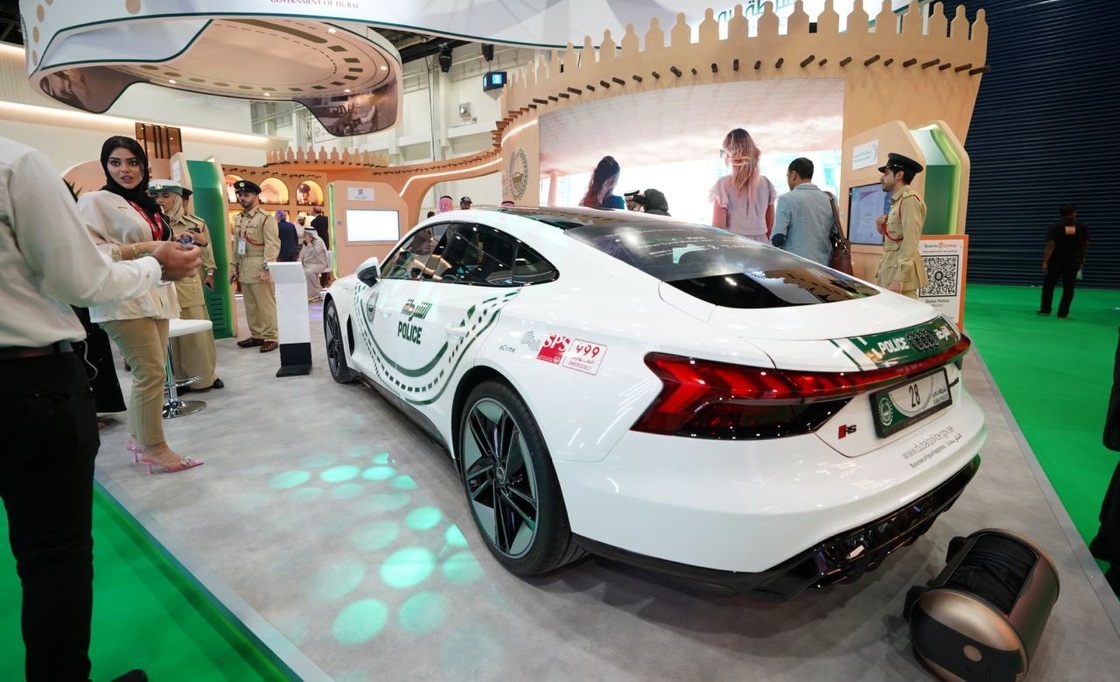 سيارات شرطة دبي الخارقة والكهربائية.. ماذا يضم الأسطول فعلاً؟ أحدث سيارات شرطة دبي بالصور