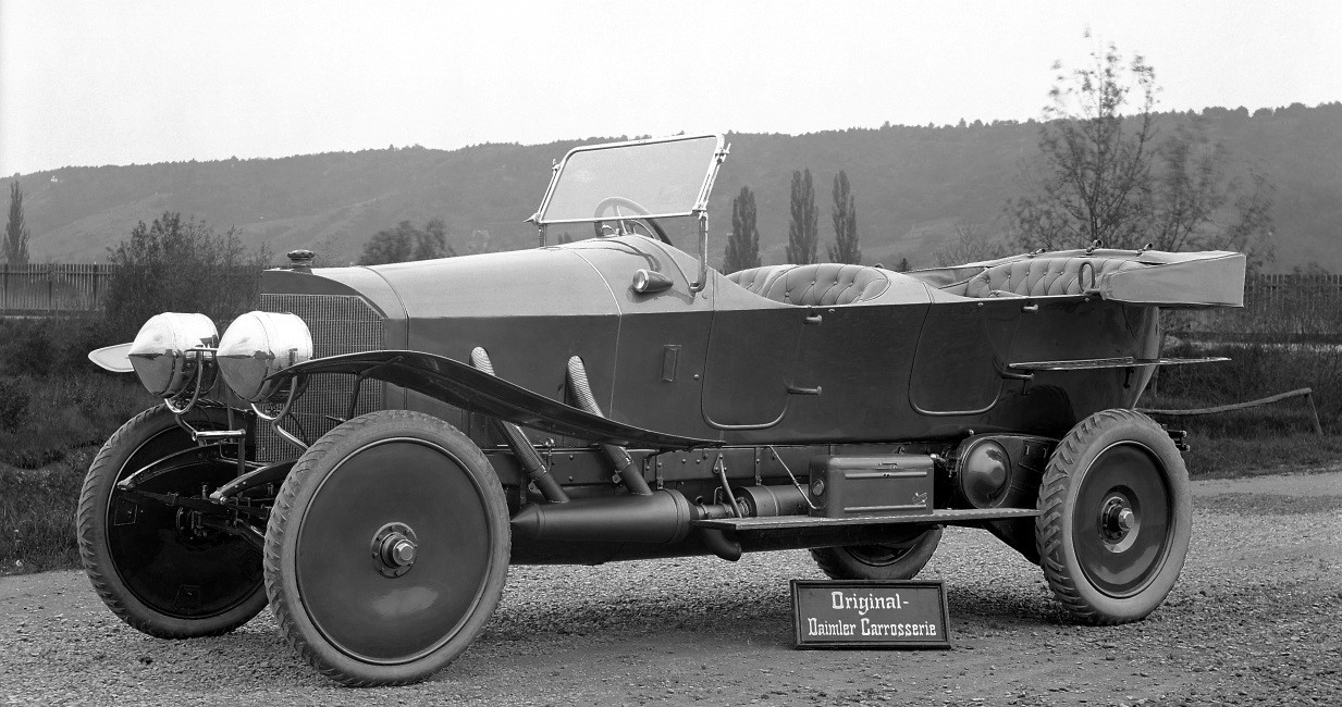 “بالصور” تعرف على أول سيارة دخلت السعودية في التاريخ