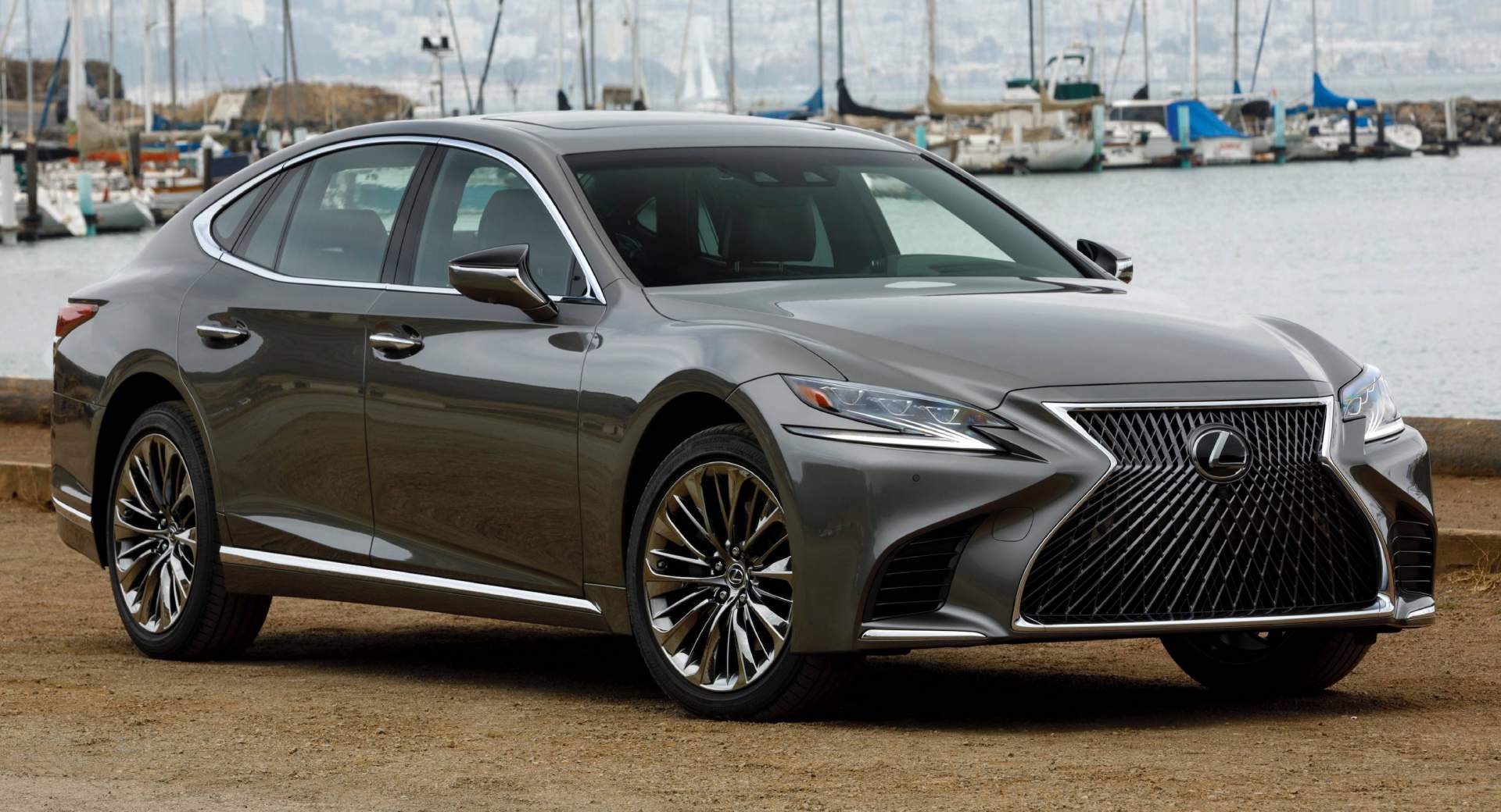 عضو بمجلس النواب الأمريكي يسعى لإلغاء لوحات الترخيص بالسيارات الفاخرة