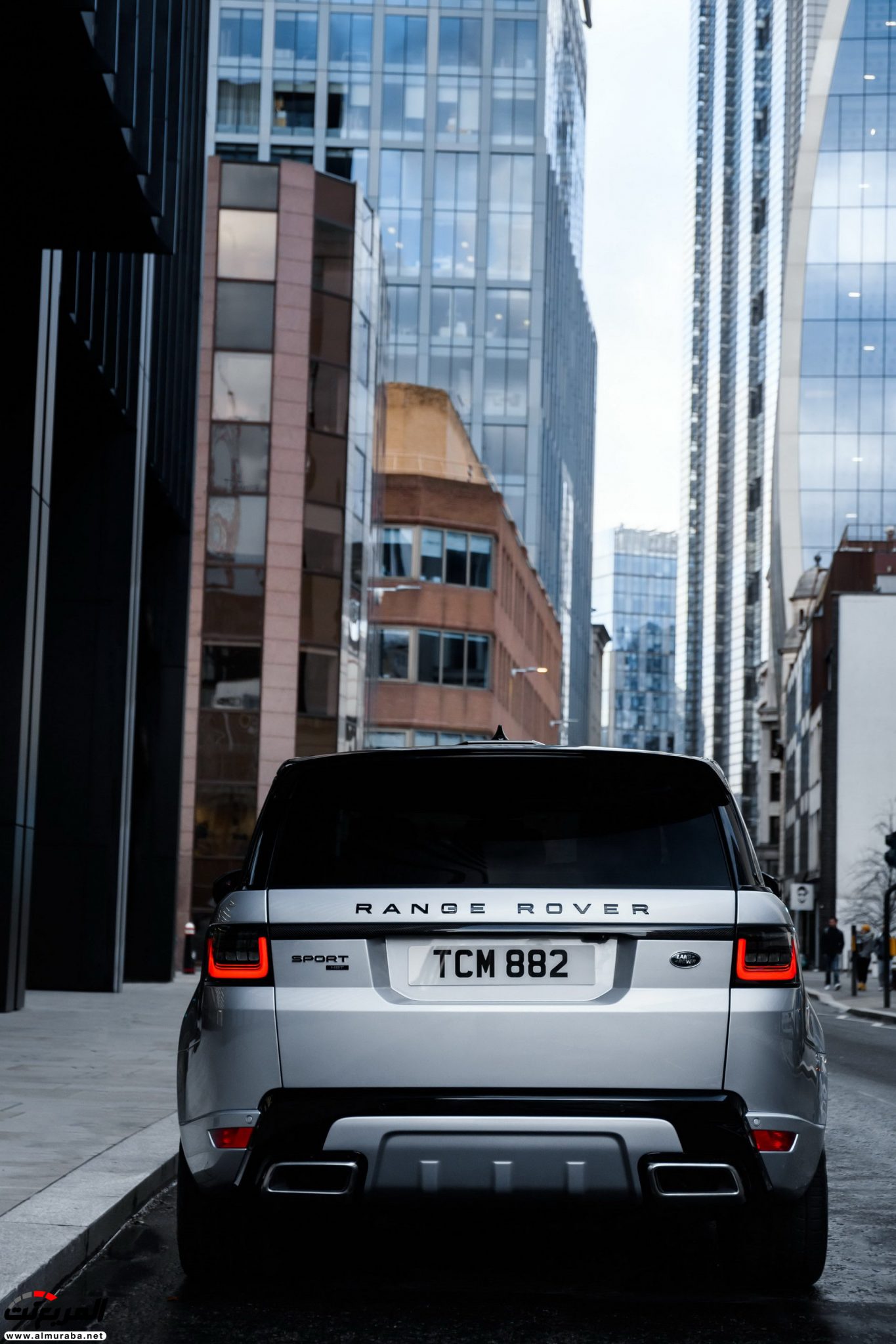 رنج روفر سبورت HST وصلت بمحرك هايبرد بقوة 395 حصان 46