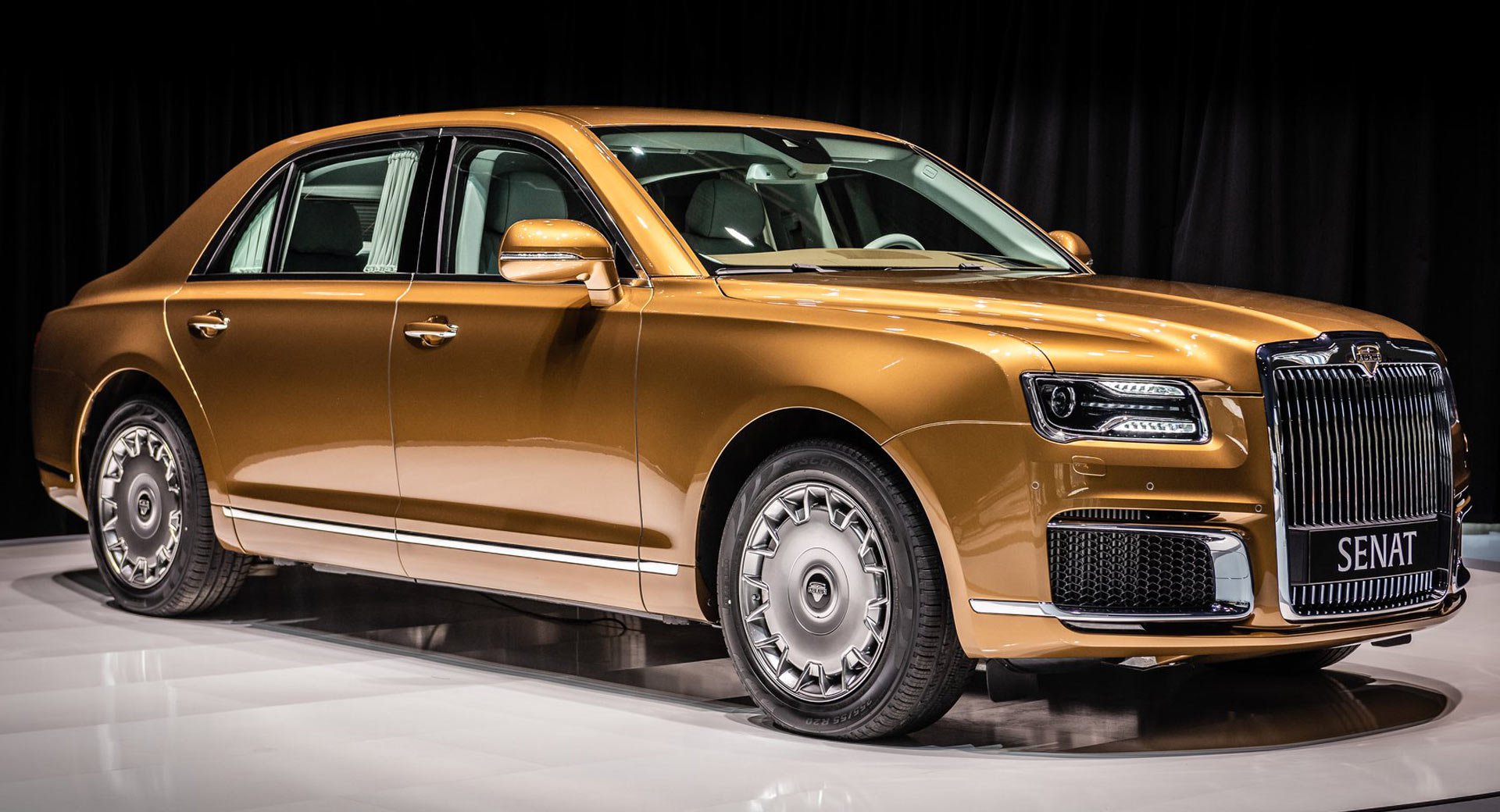 تدشين ليموزين بوتين في جنيف لتنافس رولزرويس وبنتلي تدشين ليموزين بوتين في جنيف لتنافس رولزرويس وبنتلي 2