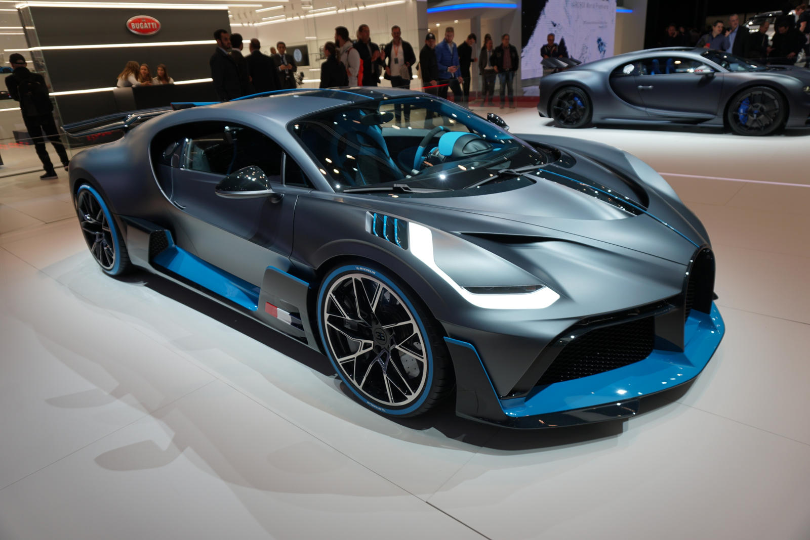 بوجاتي عثرت على طريقة تمنع الطيور من الإضرار بسياراتها