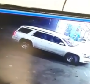"بالفيديو" شاهد سرقة سيارة تركها قائدها في وضع التشغيل بنجران 7