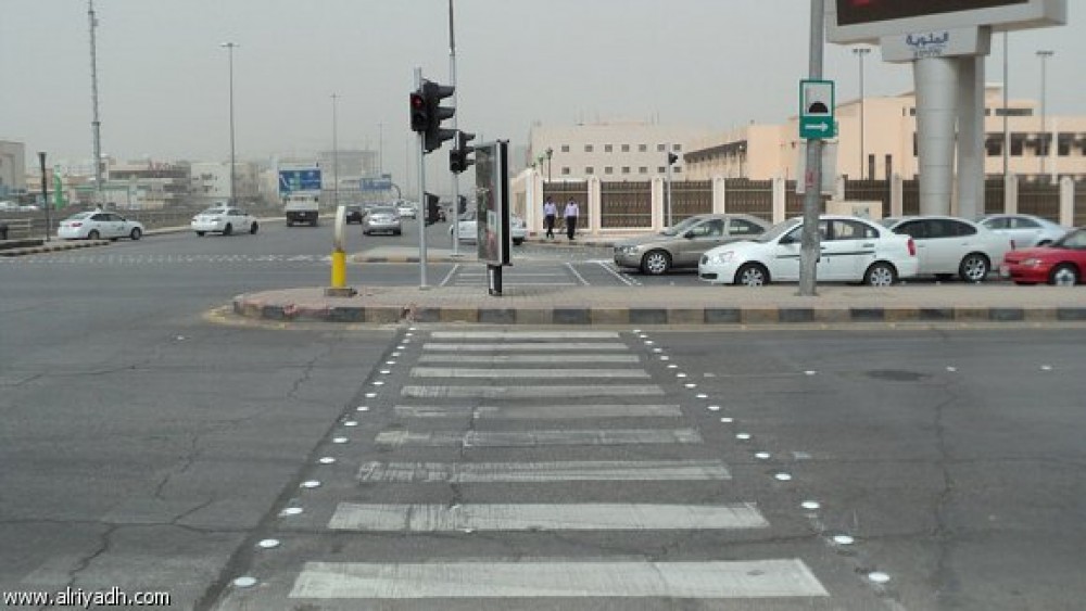 عبور المشاة من الاماكن غير المخصصة يعدُّ مخالفة مرورية هذه غرامتها