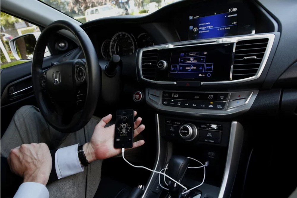 هل يمكن أن يقتل هاتفك بطارية سيارتك؟