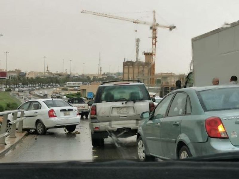 “بالفيديو” نجاة قائد سيارة من السقوط من أعلى كوبري في الرياض