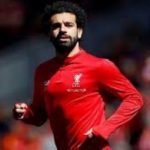 "بالفيديو" محمد صلاح ينام على أرضية الطائرة... وزملاؤه يسخرون! 1