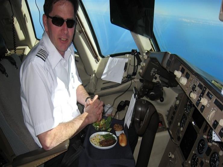الطيار لا يتناول نفس طعام مساعده.. لماذا؟