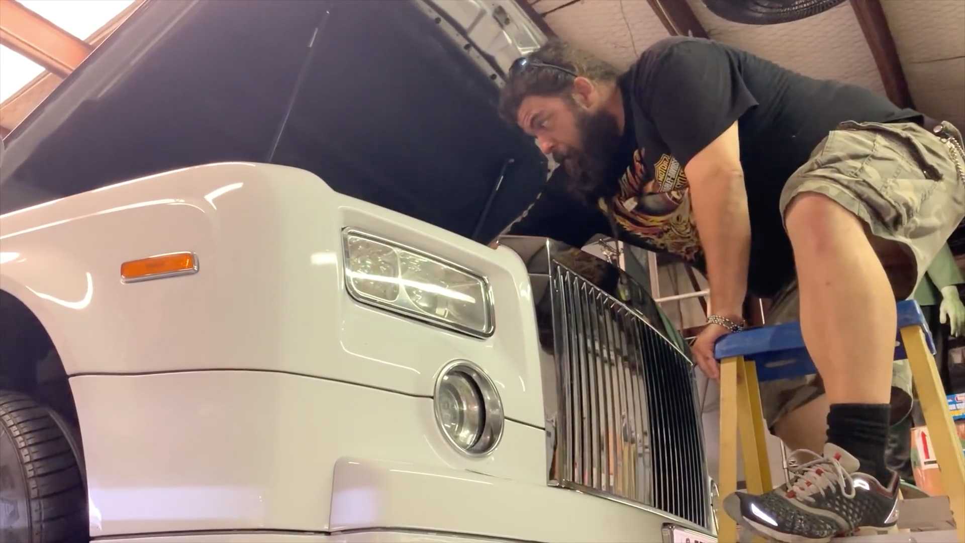 “بالفيديو” شاهد تغيير زيت رولزرويس فانتوم وكم يكلف