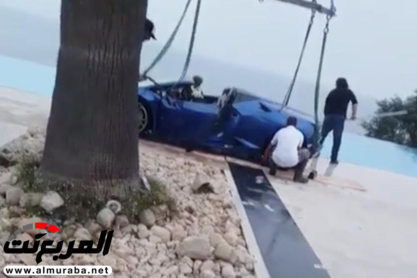 "بالصور" غرق لامبورجيني هوراكان في حمام سباحة.. بسبب قيادتها بكعب عالي! 4