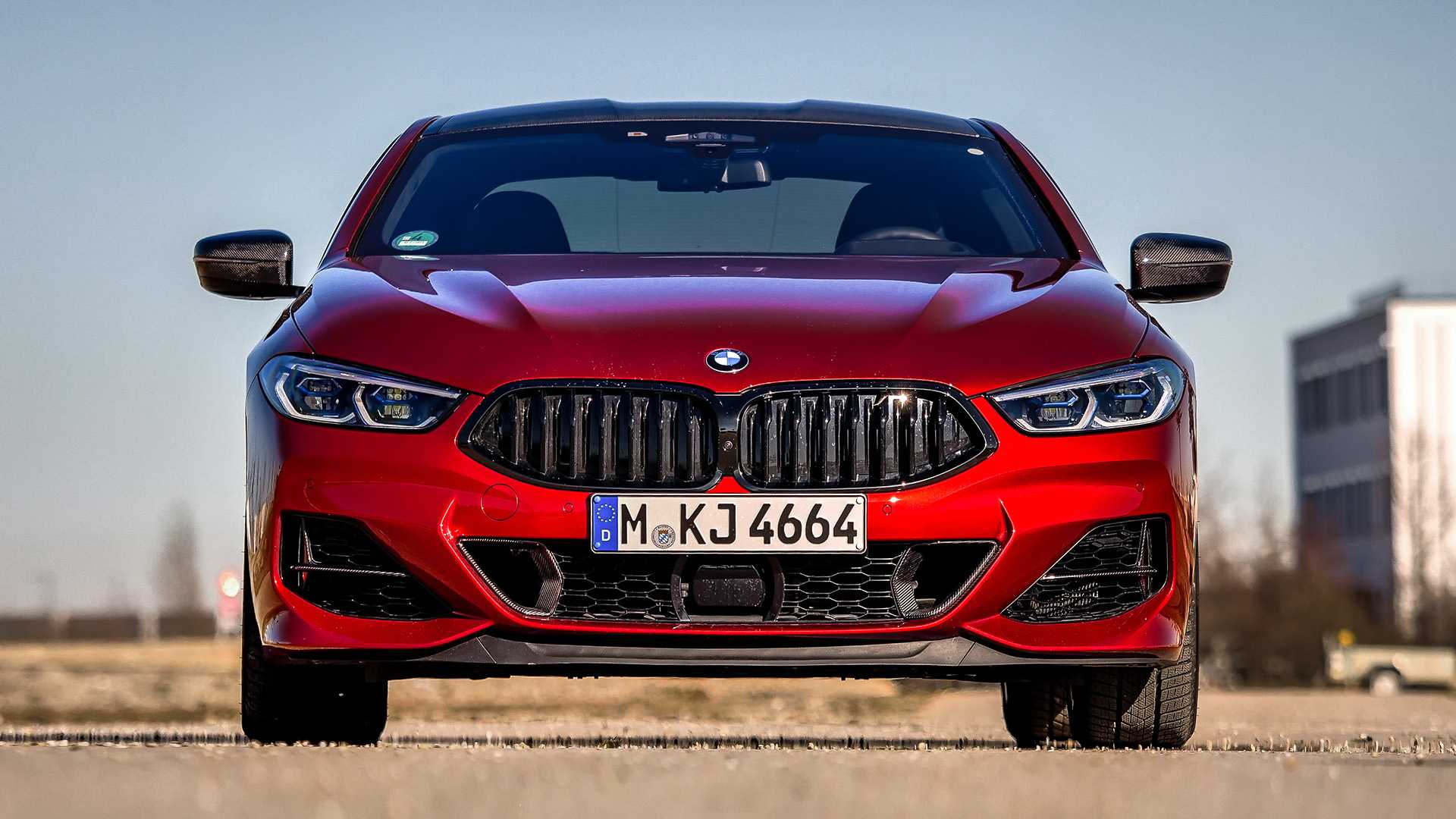 "بالفيديو" سبعينية تقود مرسيدس G63 AMG للسباق مع بي ام دبليو M850i 5