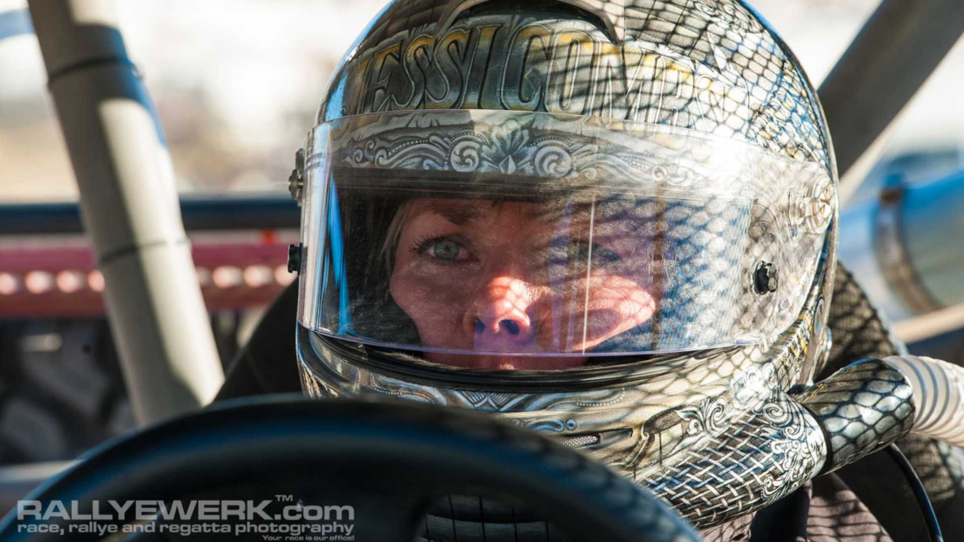 وفاة أسرع متسابقة سيارات في العالم أثناء محاولتها تخطي سرعة 700 كم/س