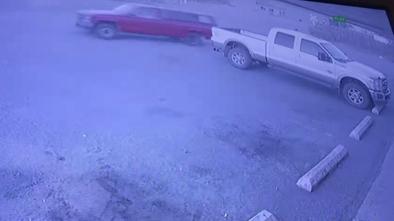 “بالفيديو” رجل يبلغ عن سرقة شاحنته والشرطة تقبض عليه لهذا السبب