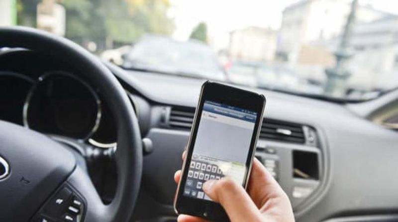 استخدام الجوال أثناء القيادة يرفع نسبة الحوادث إلى 44%!