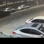 "بالفيديو" شاهد تصرف غريب لقائد سيارة بعد تجاوزه أحد المخارج في المملكة 1