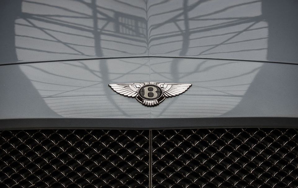 تعرف على معنى شعار علامة بنتلي الفاخرة وعلاقته بالطائرات