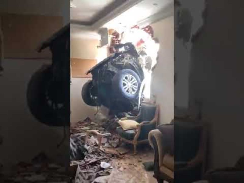 “بالفيديو” شاهد تلفيات المنزل الذي اخترقته سيارة مسرعة بجدة