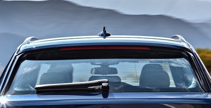 لماذا تزود بعض السيارات بمساحات زجاج خلفية؟