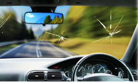 شروط إصلاح صدمات الحجارة بالزجاج الأمامي للسيارة