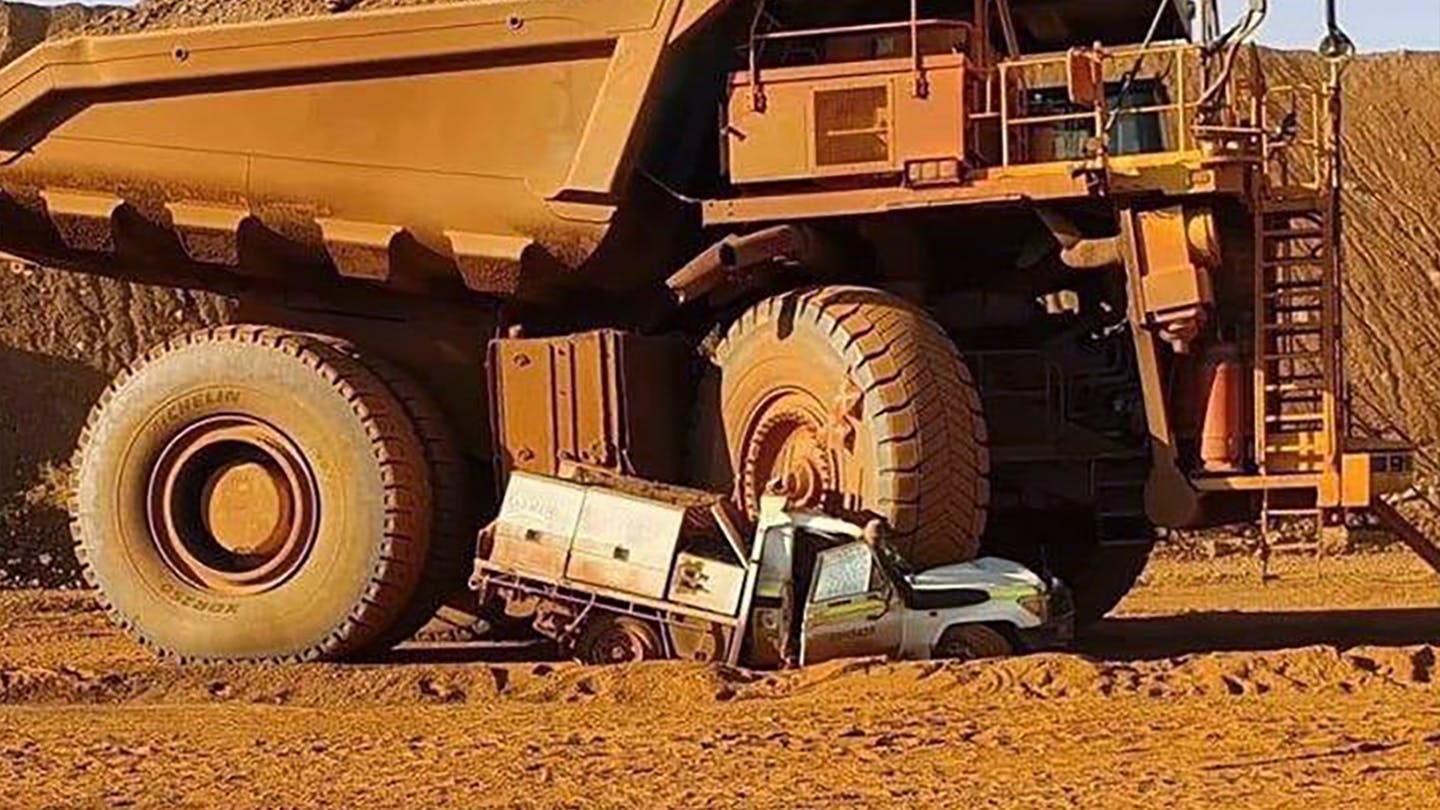 “بالصور” رجل يدمر سيارته لاندكروزر أثناء قيادة شاحنة تزن 125 طن!