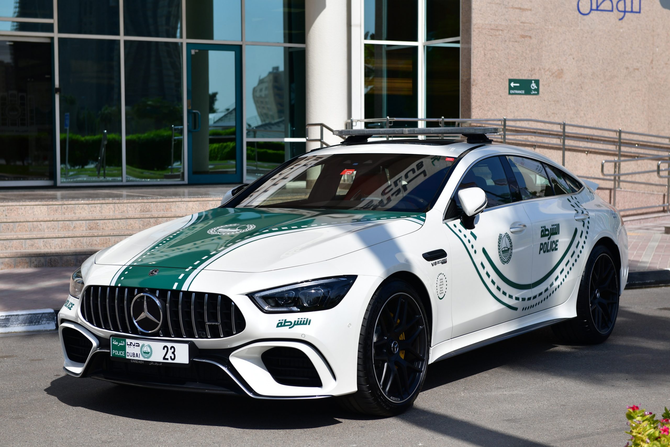 شرطة دبي تضيف مرسيدس AMG GT G63 S إلى دورياتها الفاخرة