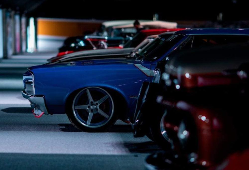 1200 سيارة معدلة وكلاسيكية ونادرة في معرض السيارات بالرياض