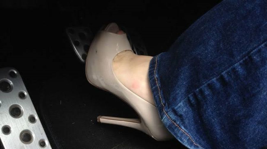 شرطة دبي تحذر من خطورة ارتداء "الكعب العالي" أثناء القيادة 12