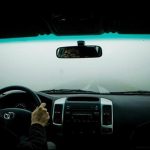 كيفية قيادة السيارة بأمان عند انتشار الضباب على الطريق كيفية قيادة السيارة بأمان عند انتشار الضباب على الطريق 2