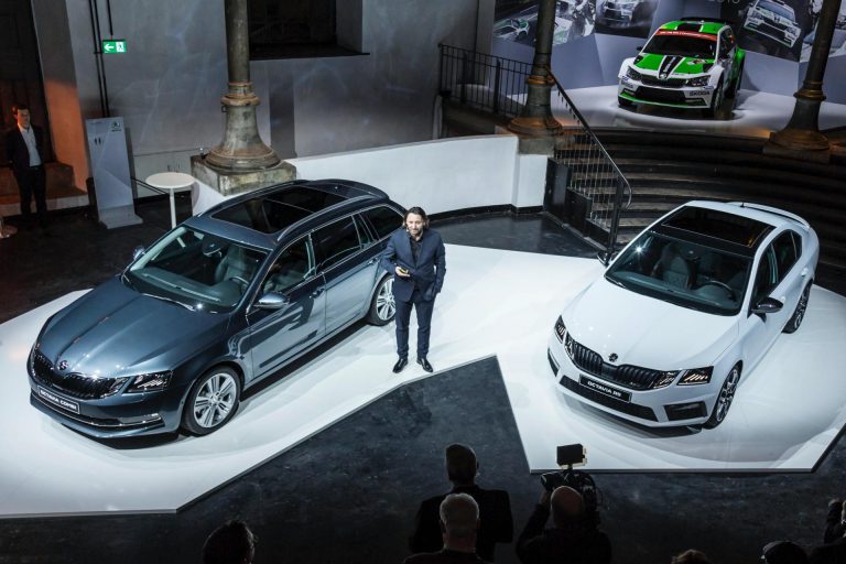 مصمم رولزرويس واودي يعود لإدارة تصميم علامة فولكس فاجن 3